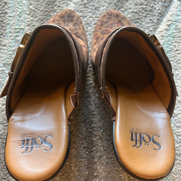 Woman’s Sofft choc leopard heels - Picture 4 of 6